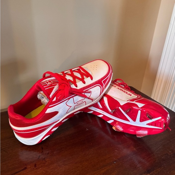 Under Armour women’s Red and White softball spine glyde cleats new without tags - Picture 2 of 6